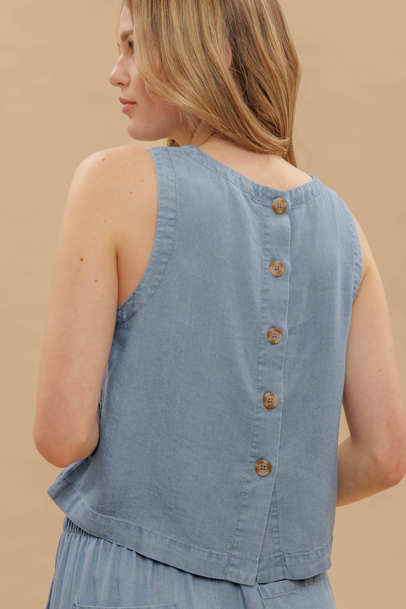 ROUND NECK BACK BUTTON SLEEVELESS CHAMBRAY TOP: CHAMBRAY