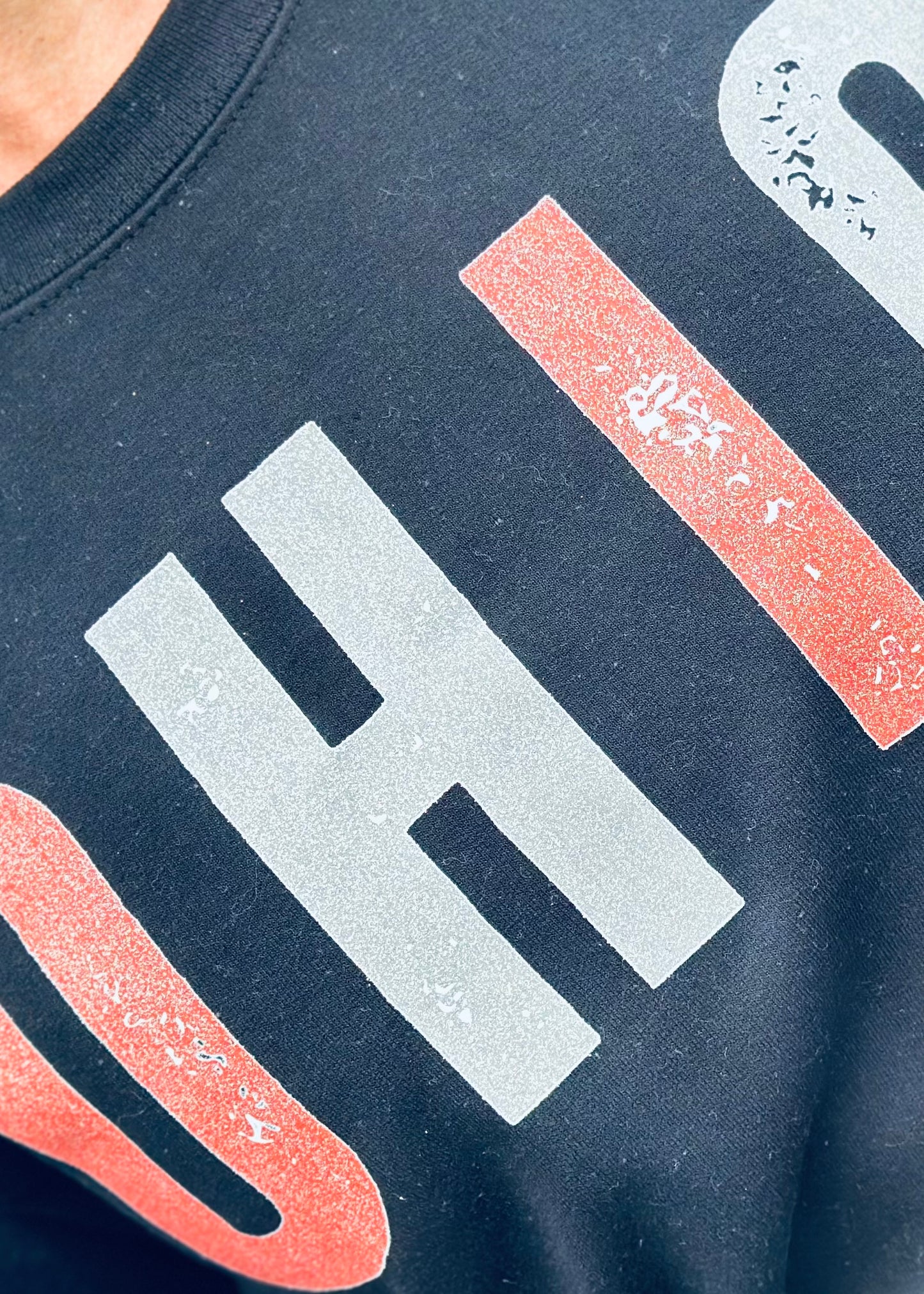 DISTRESSED GLITTER OHIO GRAPHIC PULLOVER