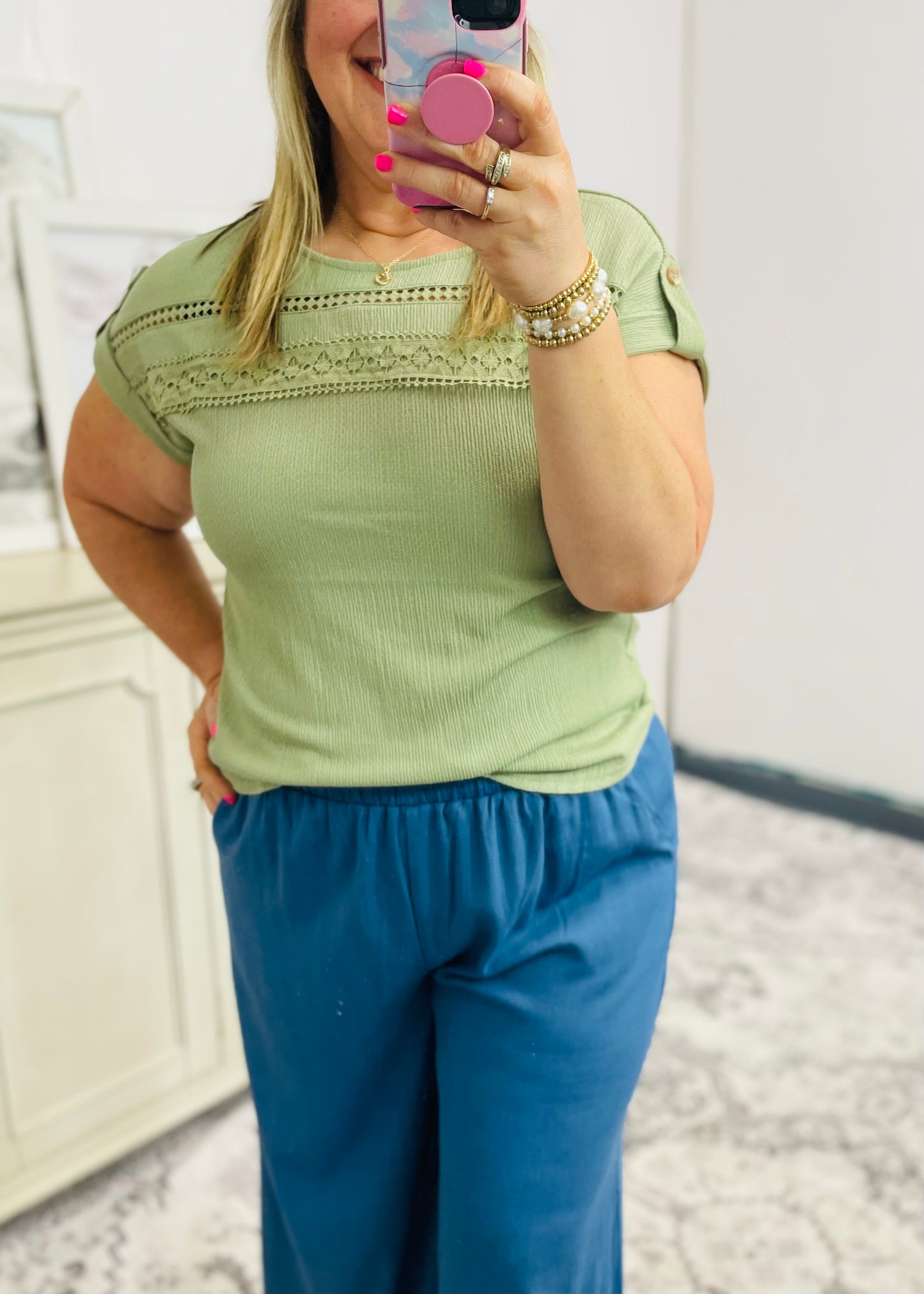 SHORT TAB SLEEVE LACE TRIM CRINKLE KNIT BLOUSE: LIGHT OLIVE