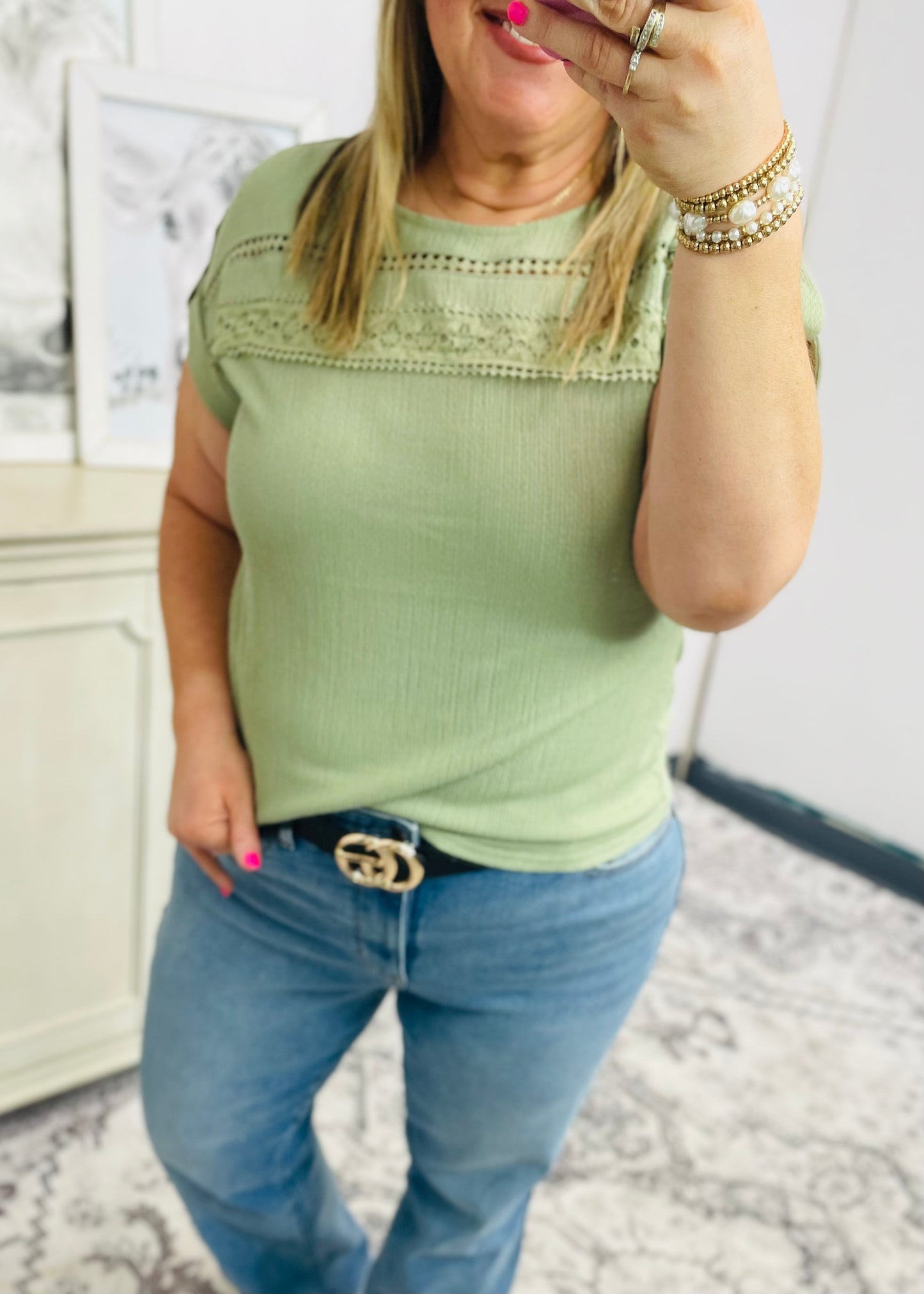 SHORT TAB SLEEVE LACE TRIM CRINKLE KNIT BLOUSE: LIGHT OLIVE
