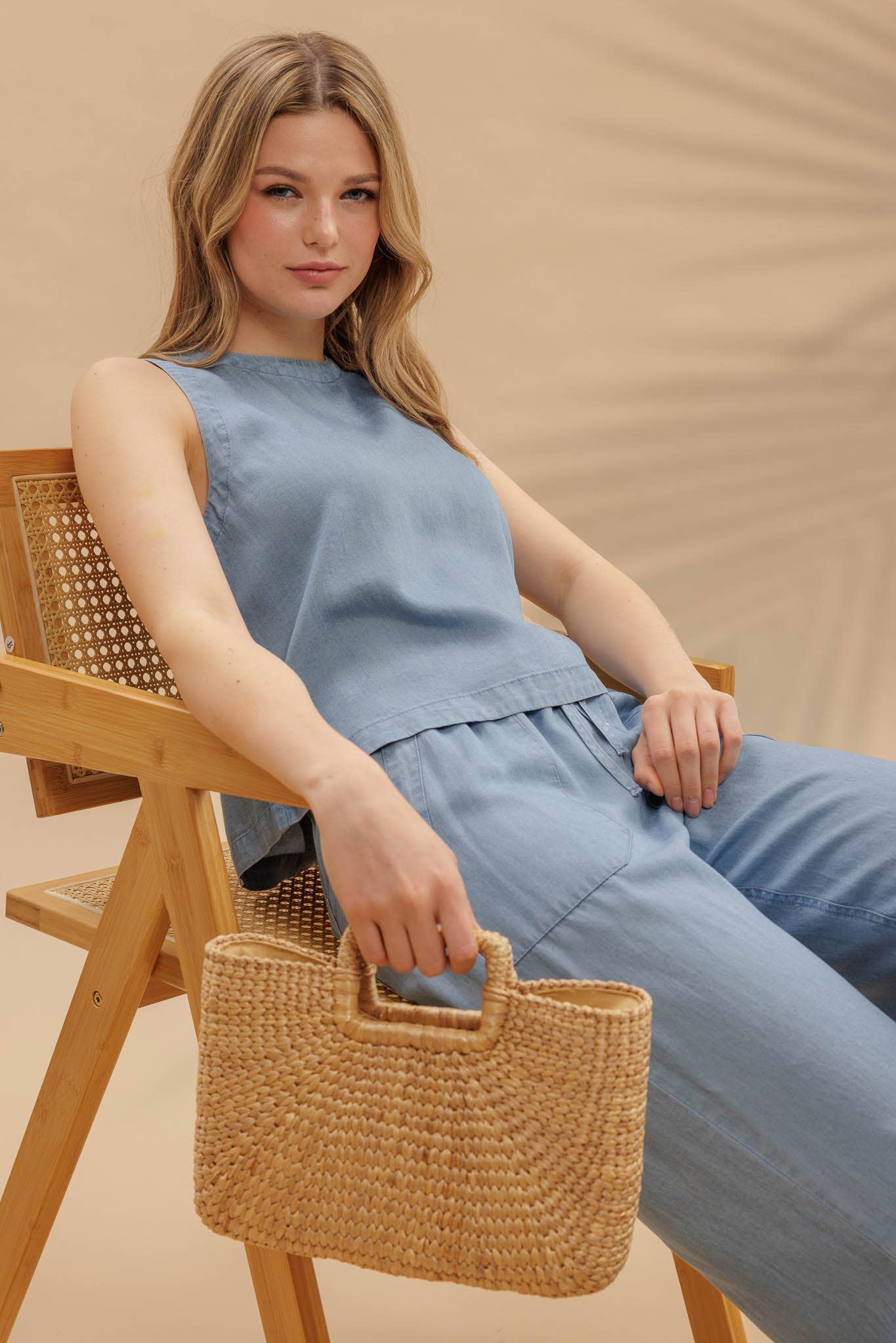 ROUND NECK BACK BUTTON SLEEVELESS CHAMBRAY TOP: CHAMBRAY