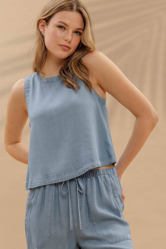 ROUND NECK BACK BUTTON SLEEVELESS CHAMBRAY TOP: CHAMBRAY