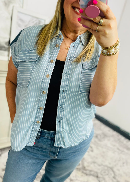 STRIPE BUTTON DOWN TAB SLEEVE CHAMBRAY SHIRT: CHAMBRAY