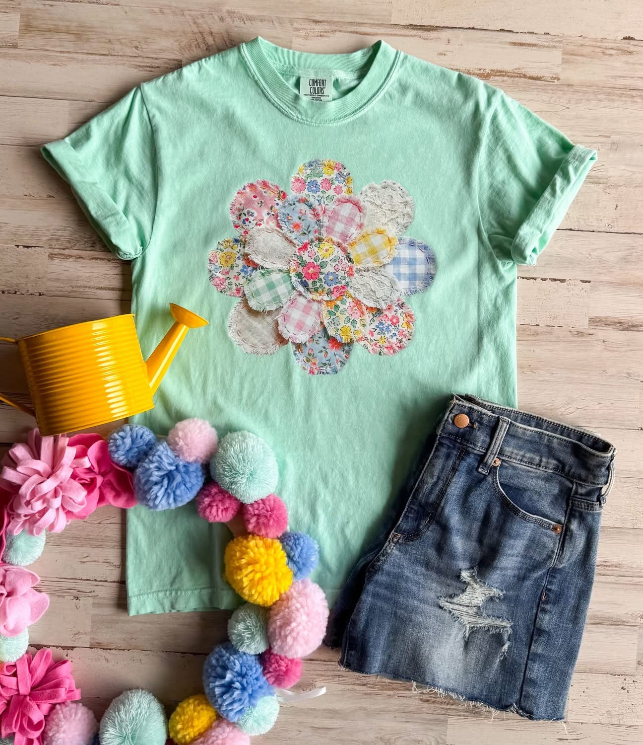 Faux Patchwork Floral Daisy Graphic Tee – Palette of Threads