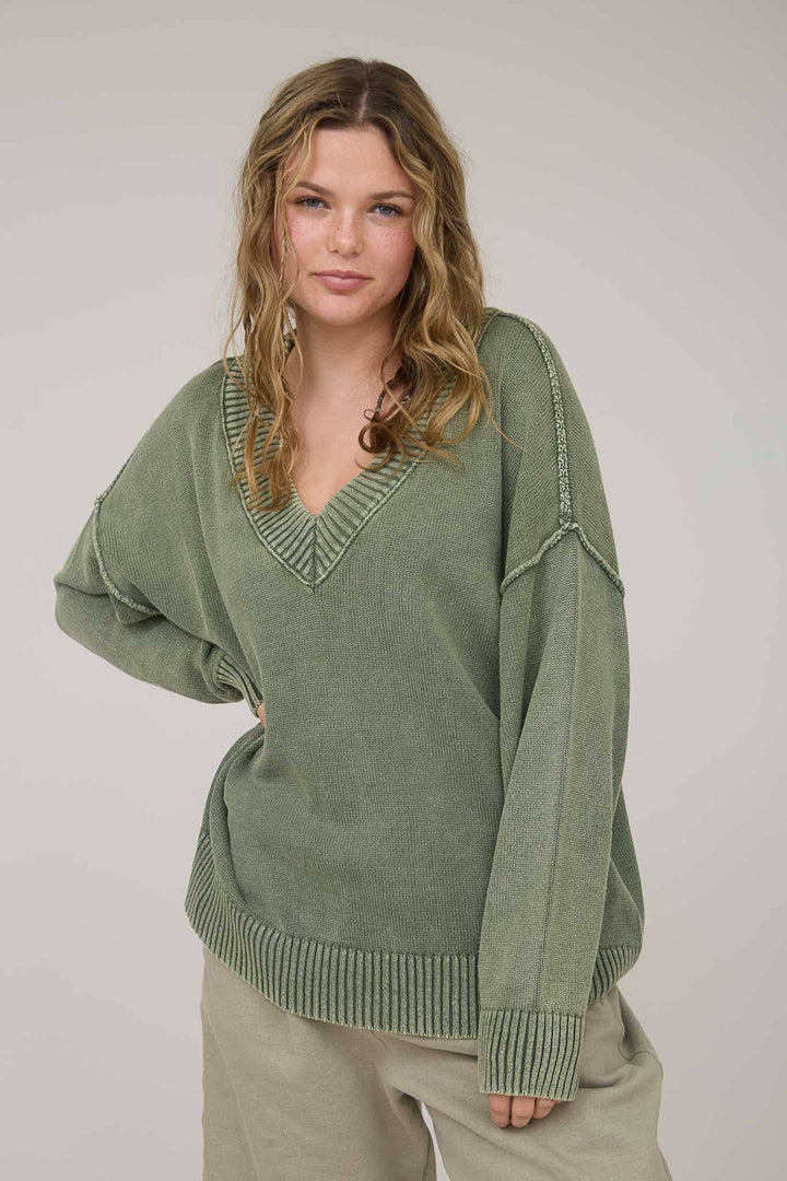 WASHED V NECK LONG SLEEVE OVERSIZED KNIT SWEATER: OLIVE