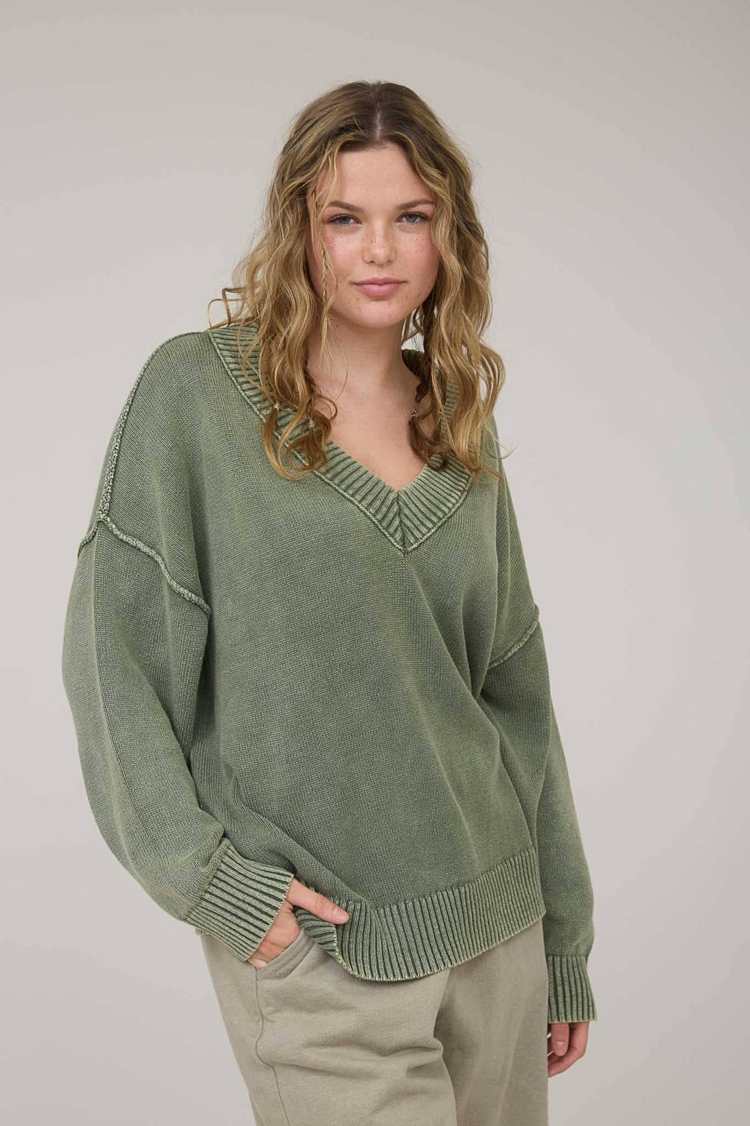 WASHED V NECK LONG SLEEVE OVERSIZED KNIT SWEATER: OLIVE