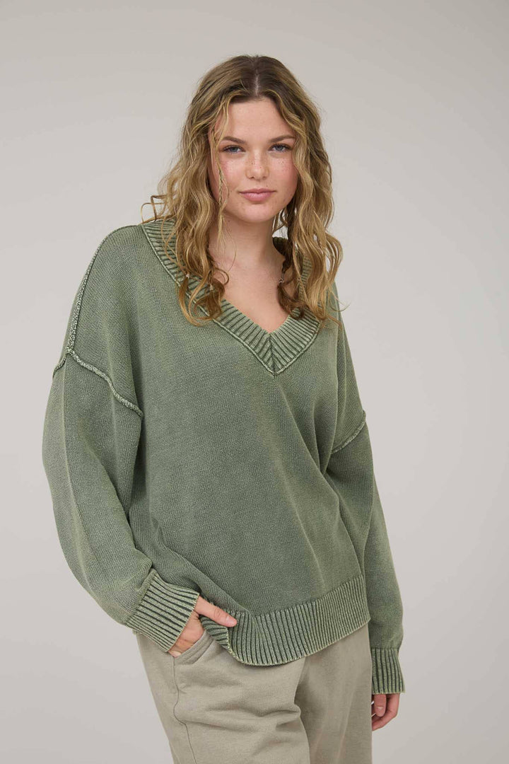 WASHED V NECK LONG SLEEVE OVERSIZED KNIT SWEATER: OLIVE
