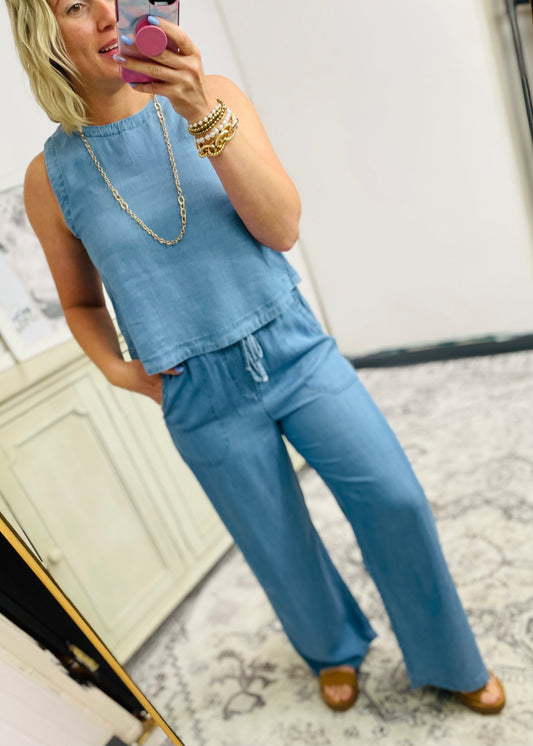 ROUND NECK BACK BUTTON SLEEVELESS CHAMBRAY TOP: CHAMBRAY