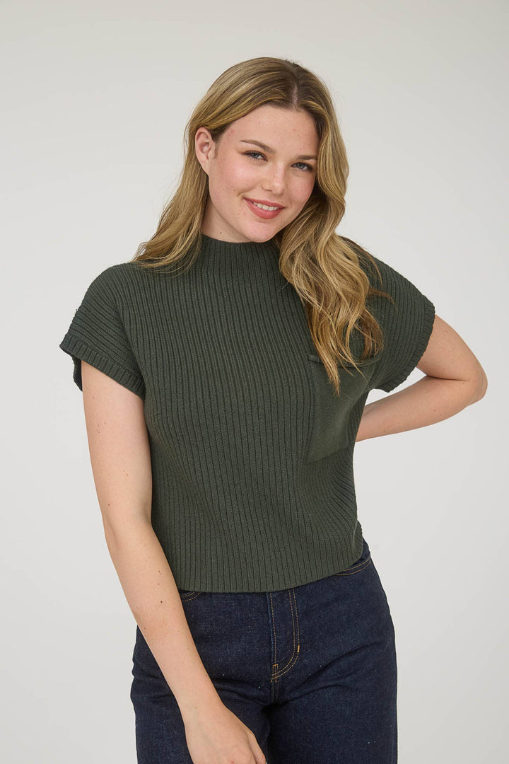 MOCK NECK POCKET DETAIL SHORT SLEEVE KNIT SWEATER: FOREST GREEN