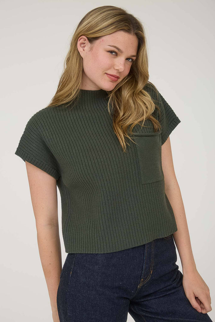 MOCK NECK POCKET DETAIL SHORT SLEEVE KNIT SWEATER: FOREST GREEN