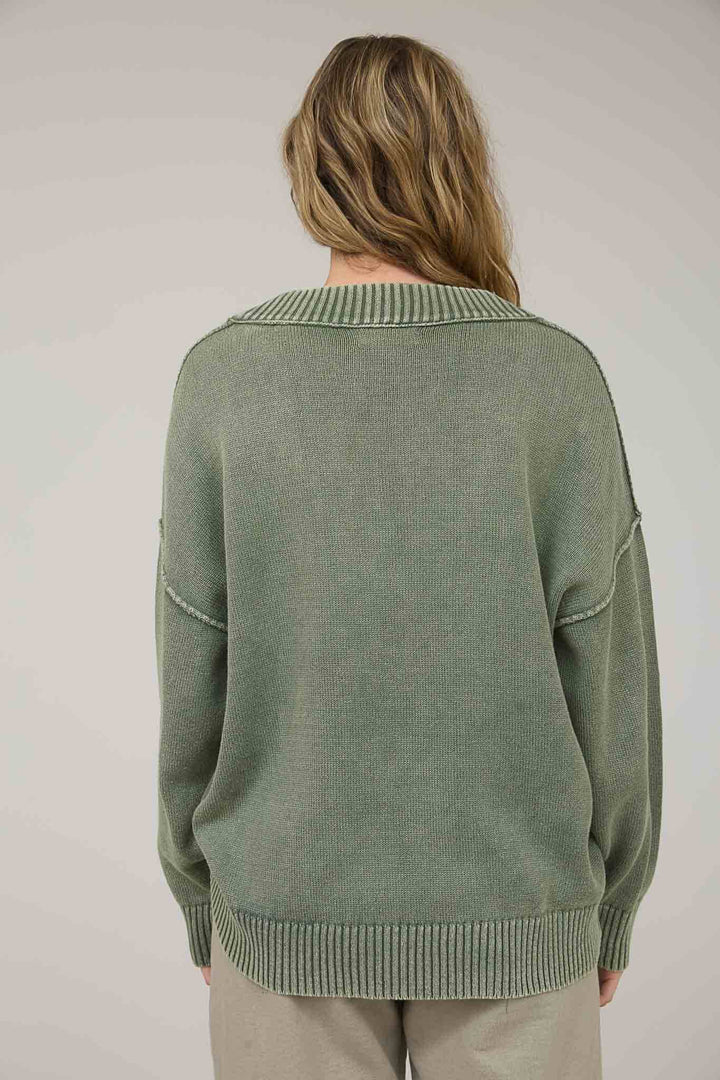 WASHED V NECK LONG SLEEVE OVERSIZED KNIT SWEATER: OLIVE