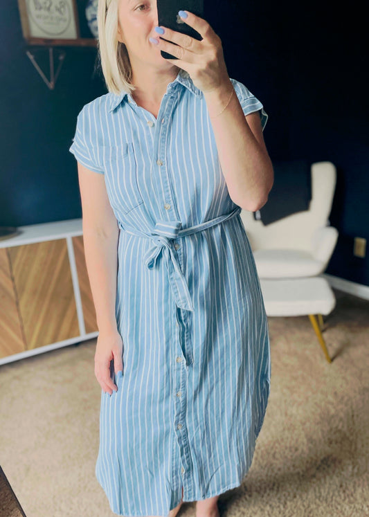 STRIPE CHAMBRAY COLLARED TIE BELT STRAP MIDI DRESS