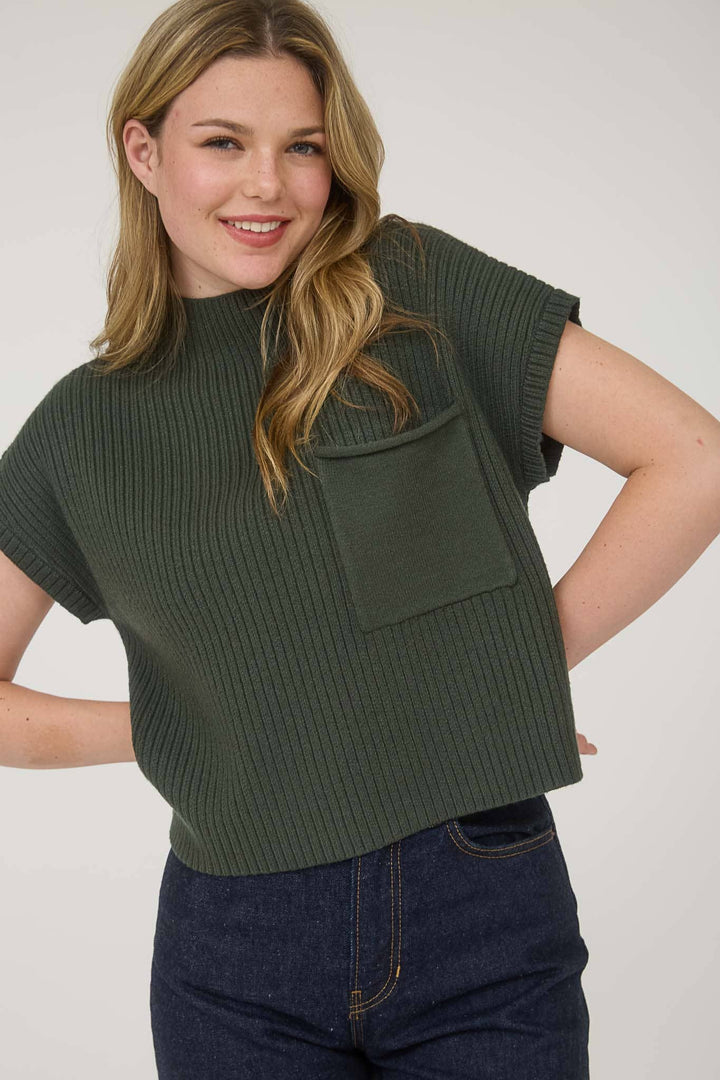 MOCK NECK POCKET DETAIL SHORT SLEEVE KNIT SWEATER: FOREST GREEN