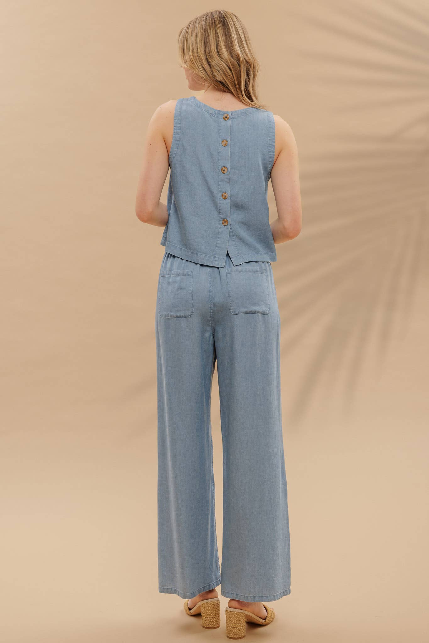ROUND NECK BACK BUTTON SLEEVELESS CHAMBRAY TOP: CHAMBRAY