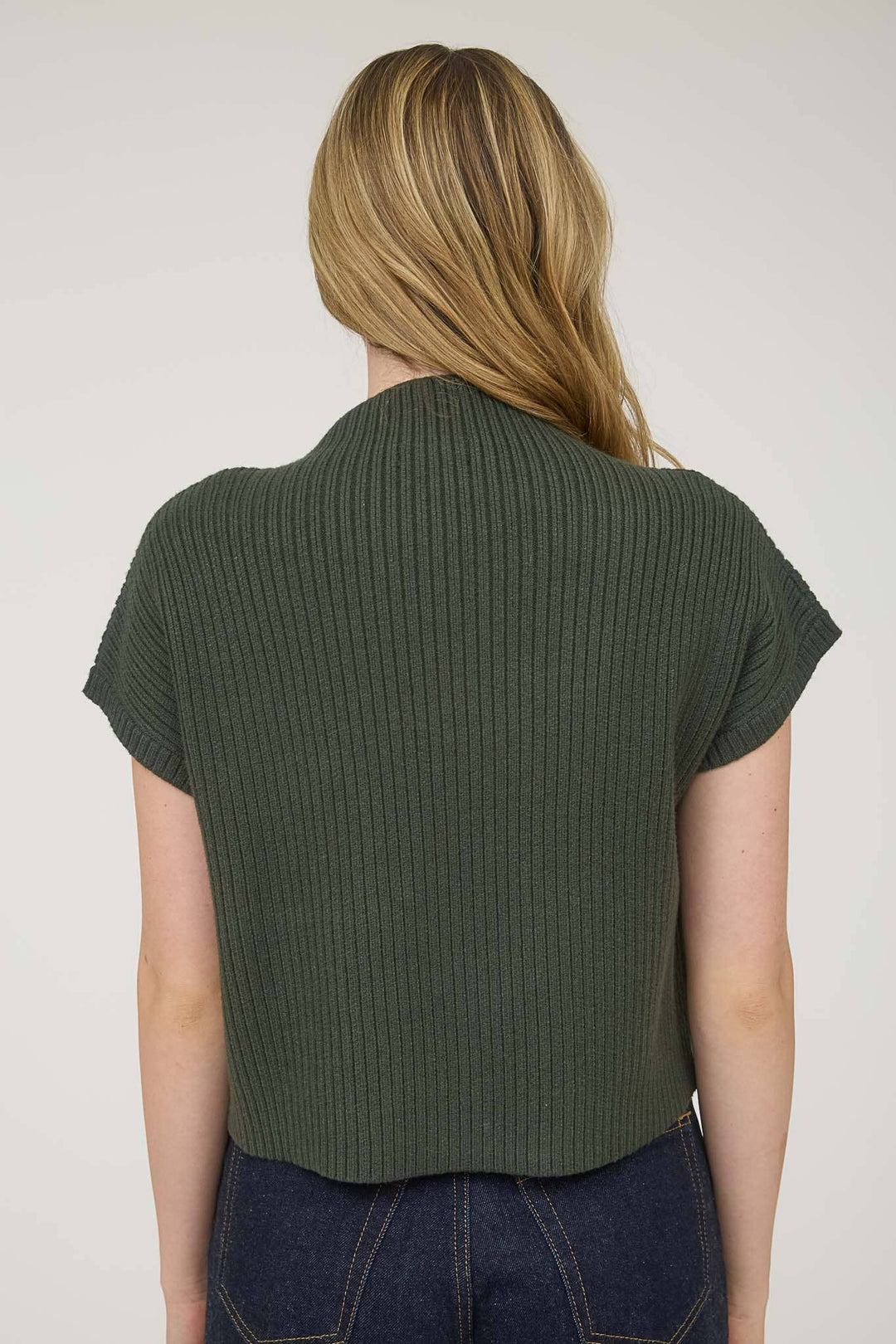 MOCK NECK POCKET DETAIL SHORT SLEEVE KNIT SWEATER: FOREST GREEN