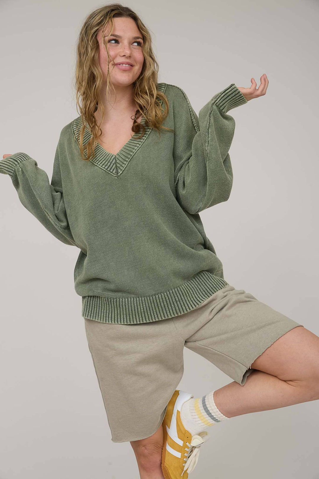 WASHED V NECK LONG SLEEVE OVERSIZED KNIT SWEATER: OLIVE